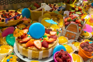 Cakes and other asserted desserts with paper umbrellas
